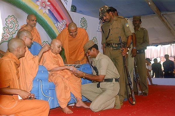 Policemen pledge to give up their addictions before Swamishri