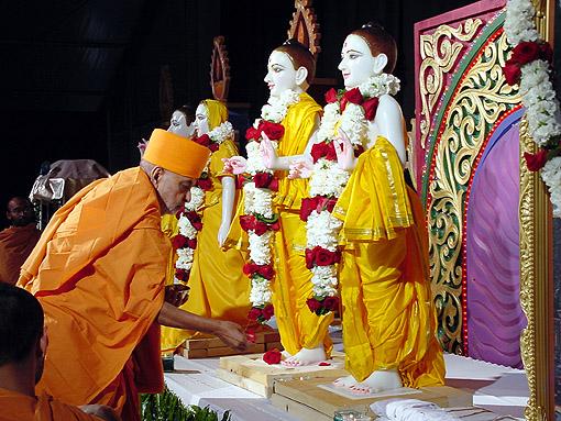Swamishri worships the murti of Lord Swaminarayan