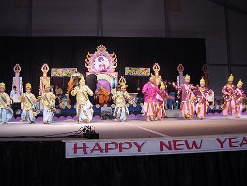Youths dance and rejoice on Swamishri's symbolic 80th Birthday celebration 