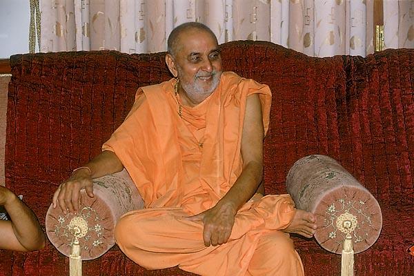 Swamishri enjoys a light moment with sadhus and devotees 