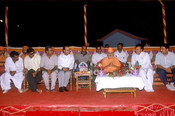 Swamishri inaugurates the Sant Shri Lilashah Chowk and presides over the inauguration assembly  