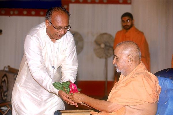 Shri Sureshchandra Mehta welcomes Swamishri 