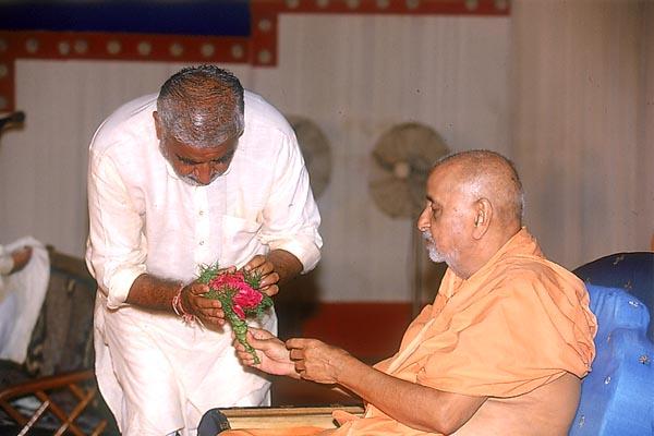 Shri Anantbhai Dave welcomes Swamishri
