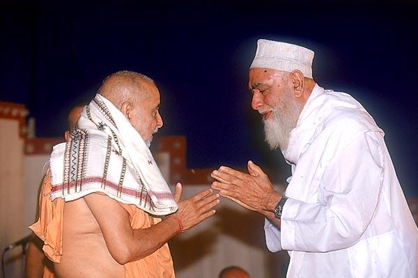 A Muslim cleric, Mufti-e-Kachchh Shri Haji Ahmedshah Bawa honors Swamishri