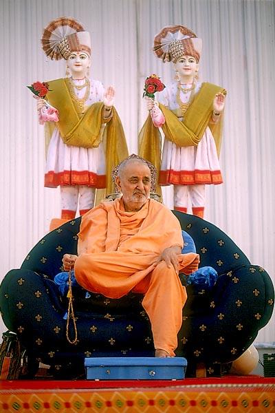 Swamishri seated on stage during the public assembly 