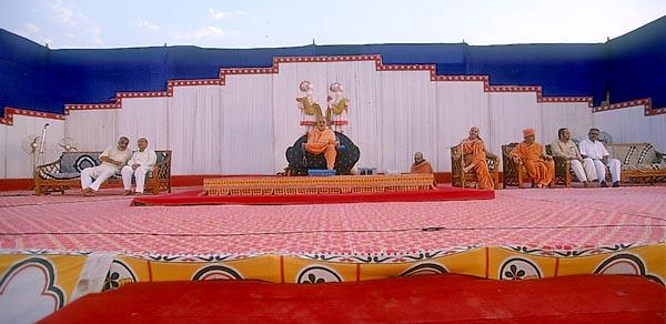 Swamishri seated on stage during the public assembly 