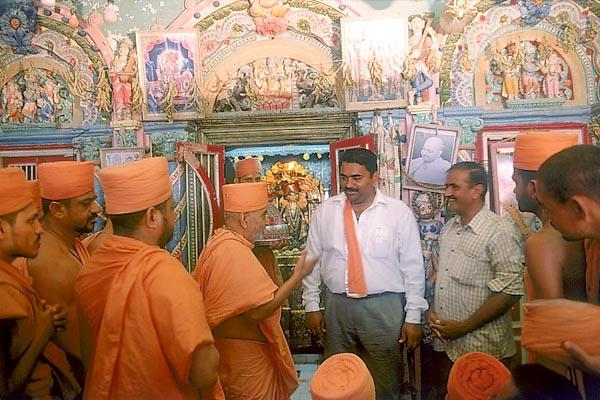 Swamishri visits Shri Satyanarayan Mandir for darshan