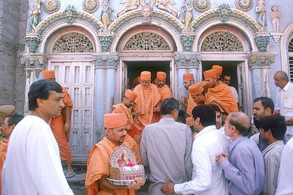 Swamishri departs from Shri Satyanarayan Mandir 