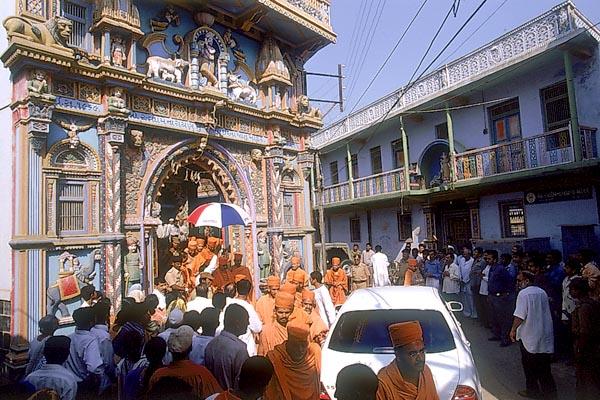 Swamishri visits the old Shri Swaminarayan Mandir for darshan