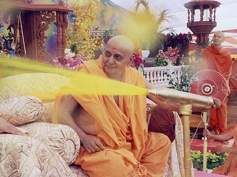 The ultimate experience of spiritual joy and esctasy:Swamishri enthusiastically coloring the devotees who had come from far and wide places