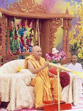 The ultimate experience of spiritual joy and esctasy:Swamishri enthusiastically coloring the devotees who had come from far and wide places