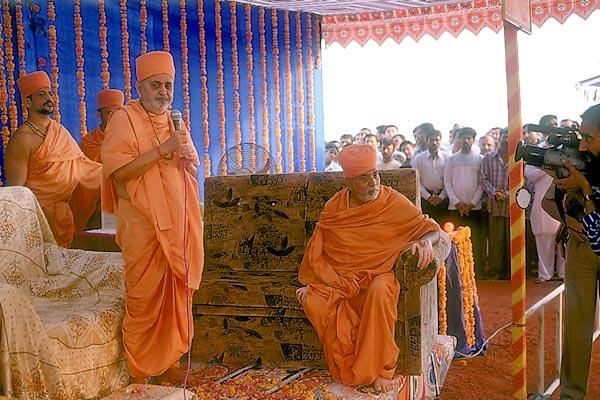 Swamishri blesses the devotees seated in the assembly