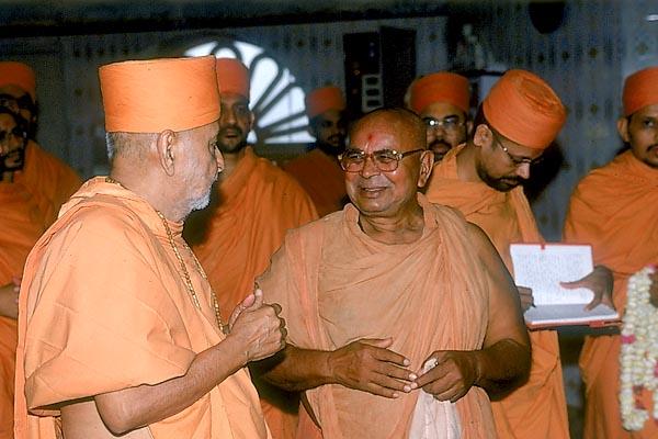 Swamishri meets the senior sadhu at the Gurukul 	