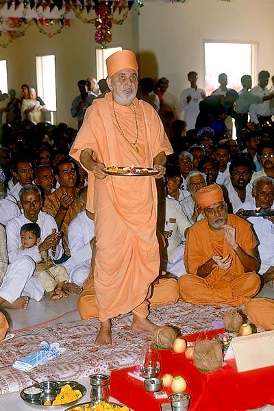 Swamishri performs murti pratishtha arti 