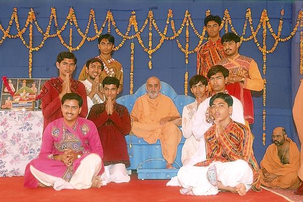 The dance troupe with Swamishri