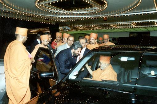 Mr. Bawa Jain, General Secretary of the Summit,and the Hinduja brothers welcoming Swamishri at The Waldorf - Astoria Hotel