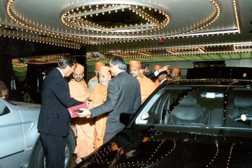 Mr. Louis, Chief of Police, NYPD, welcoming Swamishri at The Waldorf - Astoria Hotel