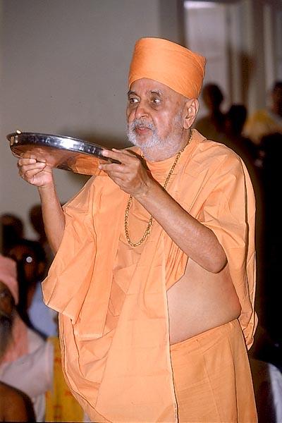 	Swamishri performs the murti pratishtha arti 