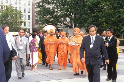 Lord Harikrishna Maharaj and  HDH Pramukh Swami Maharaj are welcomed by the volunteers