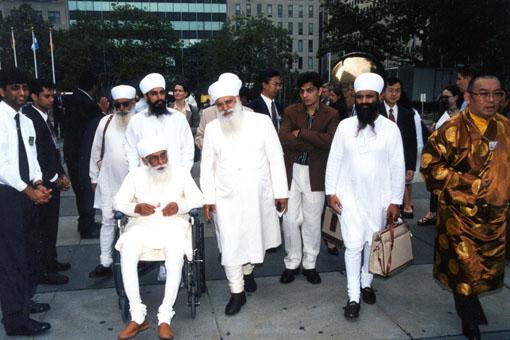 Pujya Jagajitsinhji, leader of Namdhari Sikh Sampradaya, and his disciples arrive at the UN building