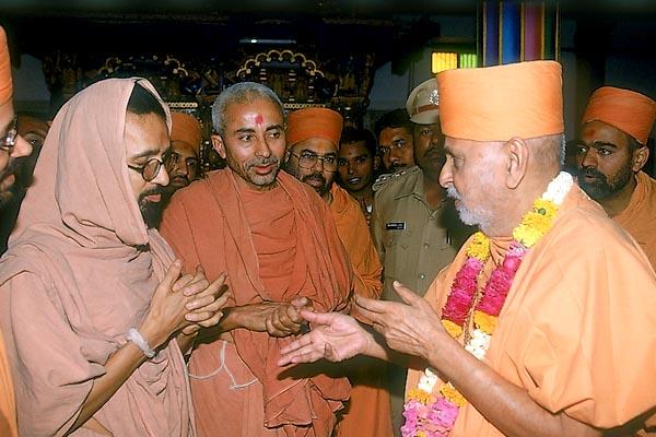 Swamishri meets sadhus of the Shri Swaminarayan Mandir