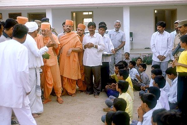 Swamishri visits the BAPS-built hostel for the children of shepherds