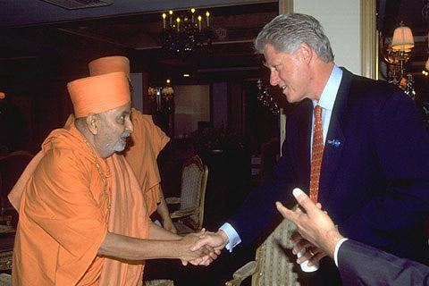 Pramukhswami Maharaj meets President Bill Clinton 