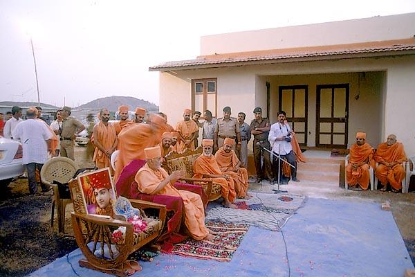 Swamishri blesses the public assembly