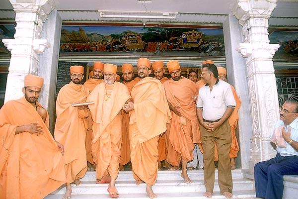 Swamishri visits for darshan at the Shri Swaminarayan Mandir run by the Maninagar Sanstha 