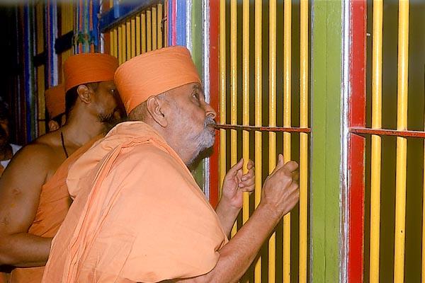 Swamishri engaged in darshan of Shri Nar Narayan Dev Mandir built by Shriji Maharaj