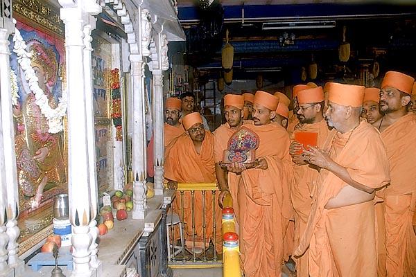 Swamishri engaged in darshan of Shri Nar Narayan Dev Mandir built by Shriji Maharaj