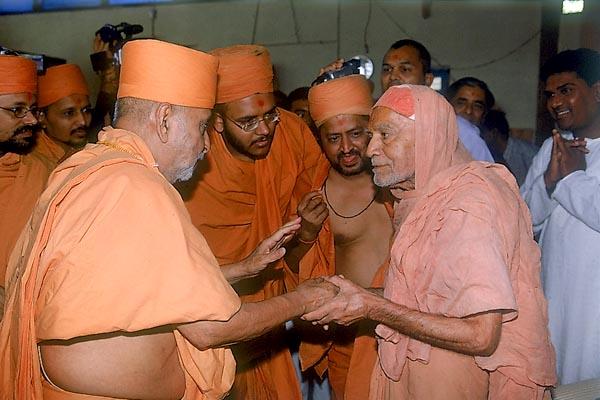Swamishri meets and pays respects to the resident sadhus at the Gurukul 