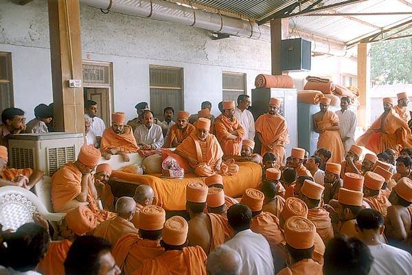 While waiting for the arti, Swamishri and others listen to one the resident sadhus narrating the divine lila of Shriji Maharaj