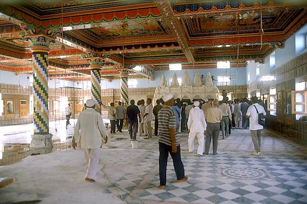 Swamishri visits the new assembly hall being built on the upper floor