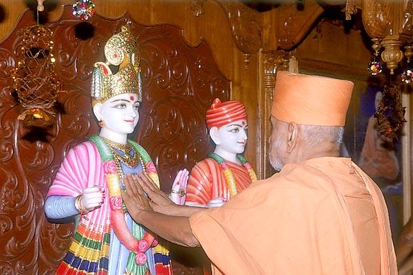 Swamishri performs the murti pratishtha rituals