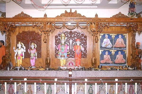 The newly consecrated murtis 