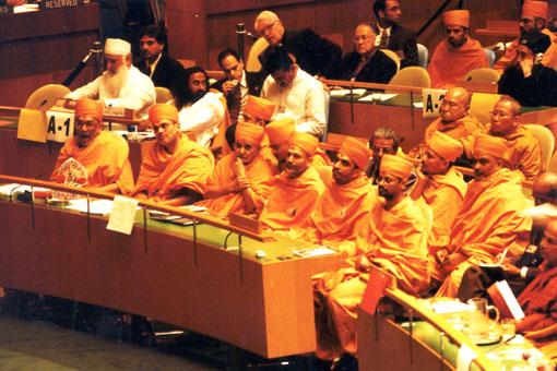 Swamishri with saints in the front row at the Summit
