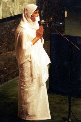 Her Holiness Acharya Chandanaji reciting Jain prayers 