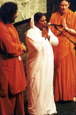 Sri Sri Mata Amritanandamayi Devi at the prayer session