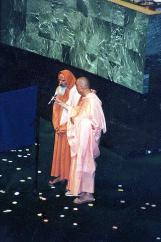 Swami Satyamitranand Giriji with another senior saint, delivering Hindu prayers at the Summit