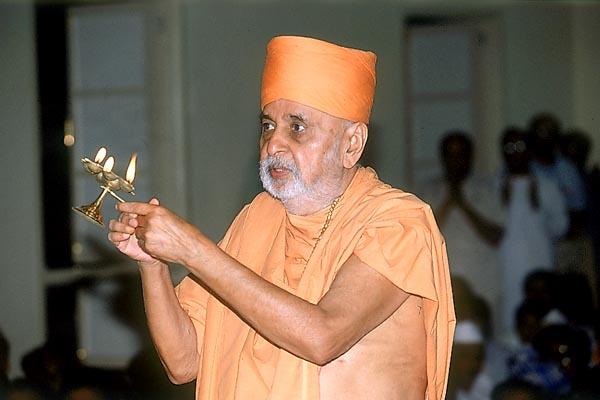 Swamishri performs the murti pratishtha arti