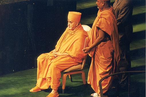 Swamishri was regarded very respectfully at the Summit, being given a chair even for the short time that he waited to go on stage