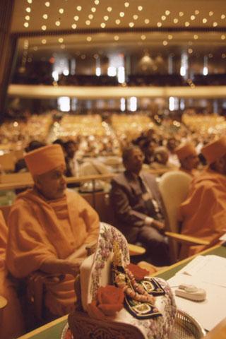 Lord Harikrishna Maharaj graces the Millennium World Peace Summit