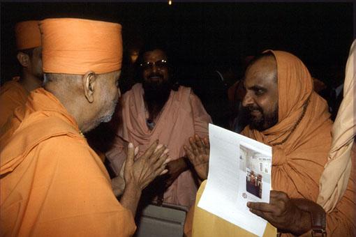 His Holiness the Shankaracharya congratulating Swamishri for his address to the gathering 