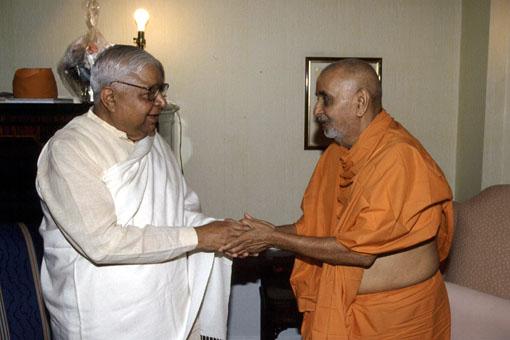 Swamishri with Mr. S.N. Goenka, Buddhist Meditation Master and Vipaasana expert