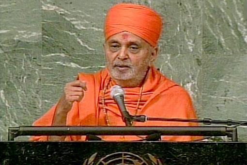 Swamishri delivering his speech on 'A Call for Dialogue' to the Summit