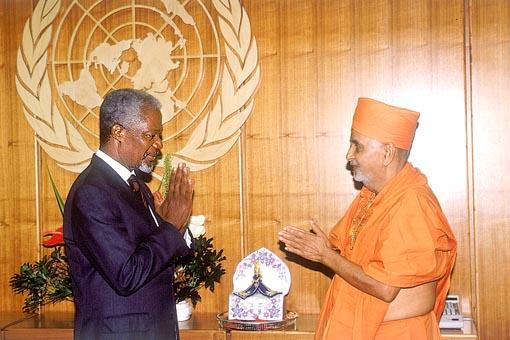 H.E. Kofi Annan greets Swamishri with pranams in his office at the UN Headquarters