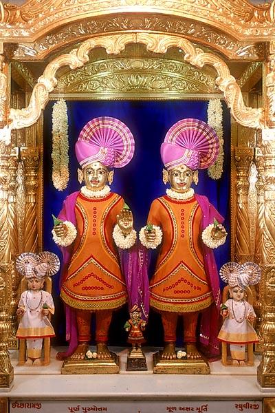   Shri Akshar Purushottam Maharaj adorned in chandan and beautiful designs