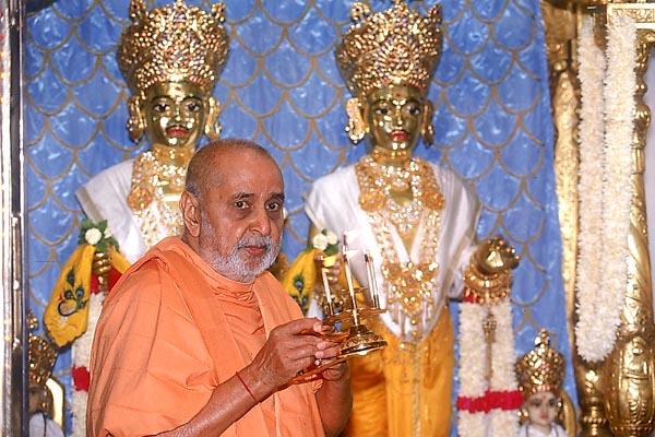 Swamishri performs arti of Thakorji on the occasion of the symbolic 95th patotsav (pratishtha anniversary)