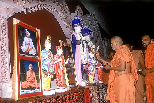  Swamishri performs the murti pratishtha for the Hari mandir in Saputara